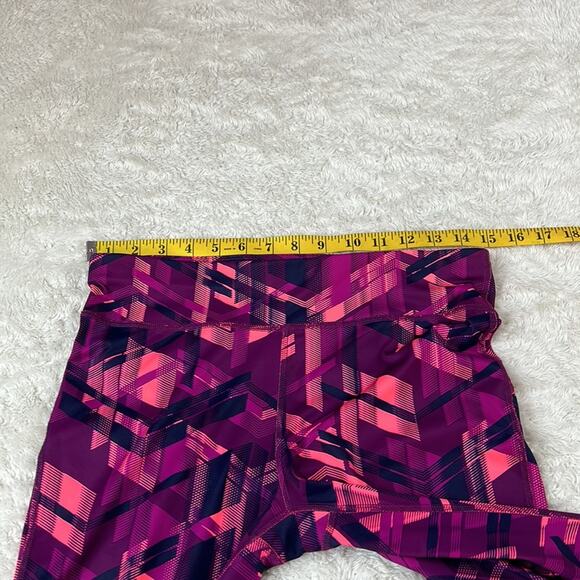 Xersion pink and purple patterned fitted work out legging capri pants, med - Picture 6 of 11